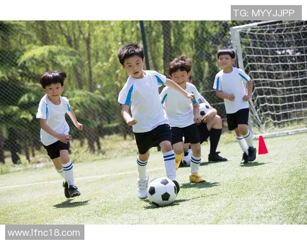 足球深受大众喜爱成为全球最受欢迎的运动之一的原因探讨