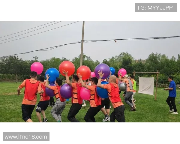 部门团结协作踢足球活动促进团队精神与沟通能力提升